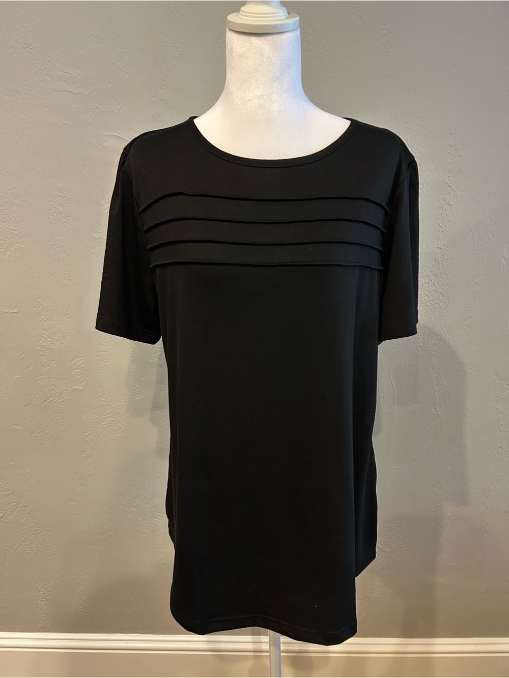 Fantaslook Black Women’s Short Sleeve Pleated Yoke Top 